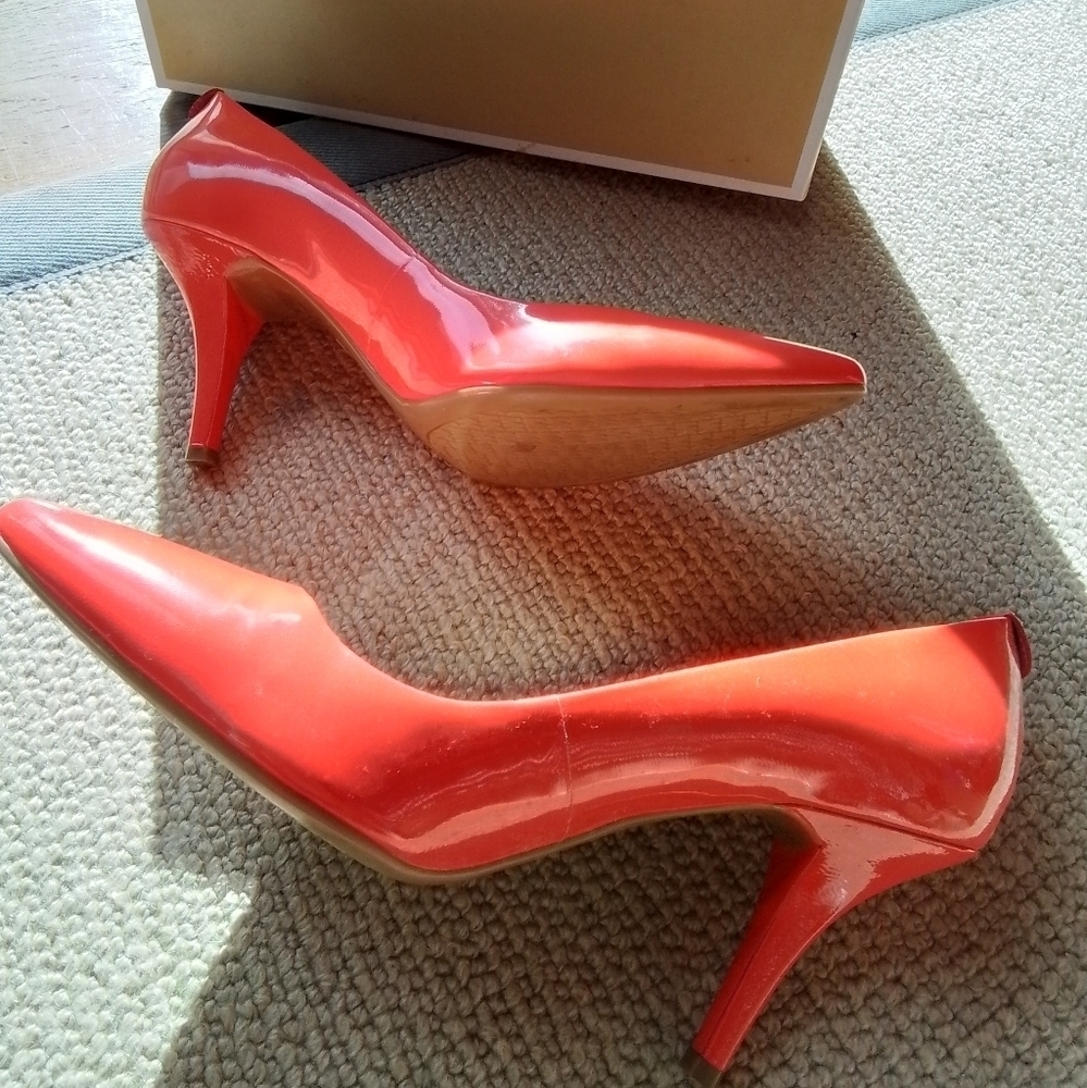 Nwb, hot Michael Kors Patent Mid Flex Pump in Coral Reef